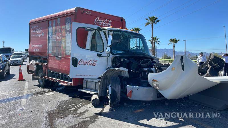 $!El camión repartidor de Coca-Cola, causó congestión de tráfico en el bulevar Fundadores, en Saltillo.