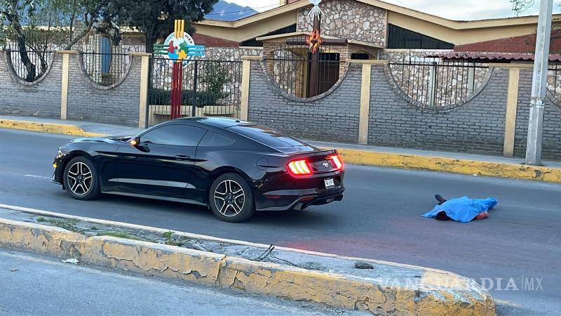 $!La escena donde ocurrió el fatal accidente, a la altura de la Calle 15 y la iglesia de Lourdes, queda asegurada por la Policía Municipal.