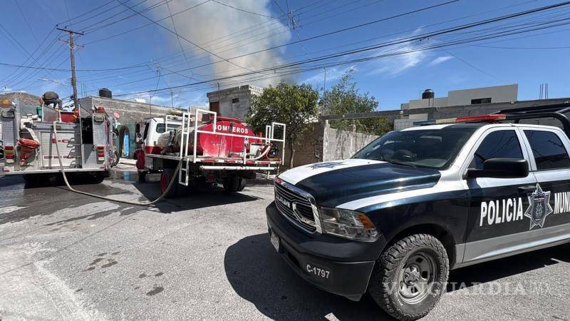 $!Policías municipales resguardaron el sector mientras los cuerpos de emergencia combatían el incendio.