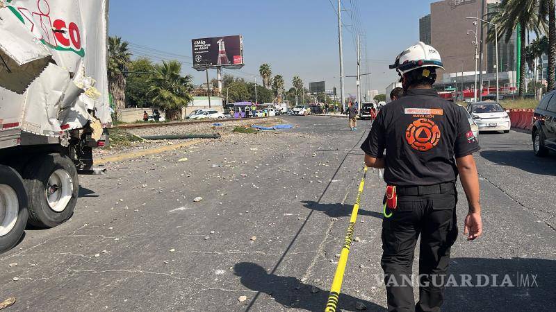 $!Caja de tráiler mata a dos trabajadores en Nuevo León, intentó ganar el paso al tren