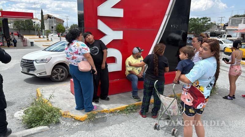 $!Dos personas resultaron con golpes tras el impacto; fueron atendidas por paramédicos sin necesidad de traslado hospitalario.