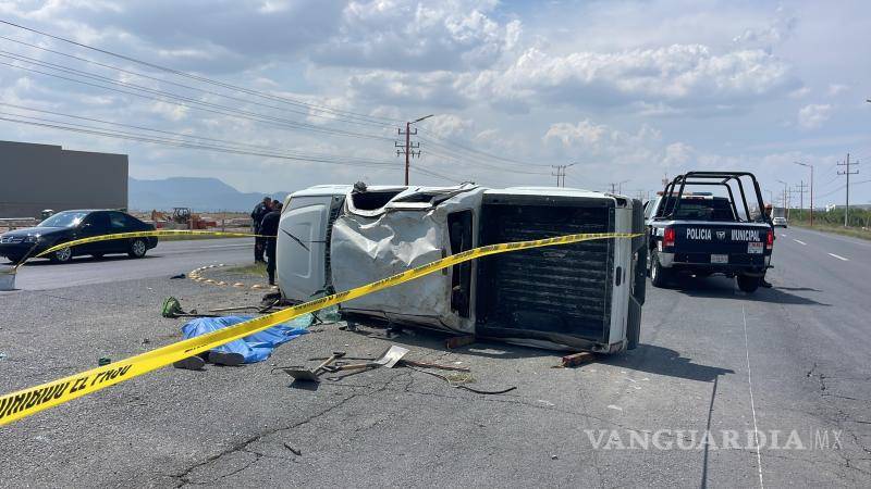 $!Paramédicos de Ramos Arizpe y Arteaga atendieron a los lesionados y trasladaron a dos de ellos a un hospital.