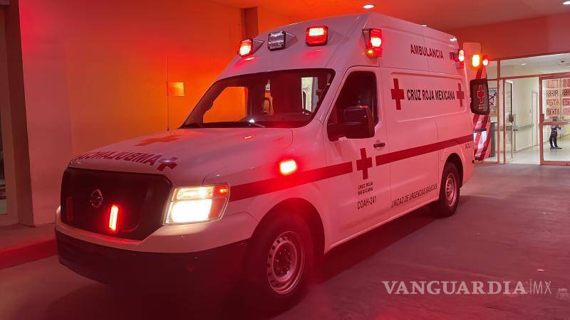 $!El conductor de la camioneta fue trasladado al Hospital General en donde se reporta delicado de salud