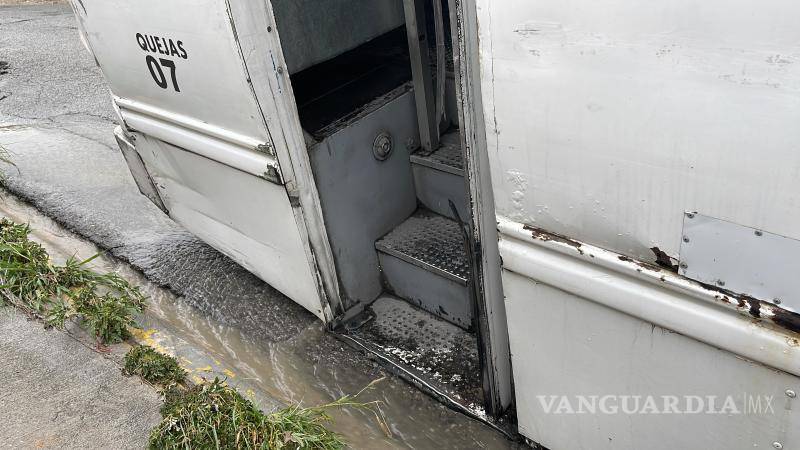 $!Casi se le mete el agua, que afortunadamente ya había bajado de nivel tras las lluvias.