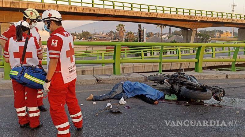 $!Paramédicos de la Cruz Roja confirmaron el deceso del motociclista.