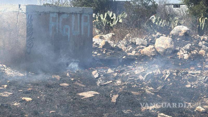 $!Bomberos tardaron una hora en controlar el incendio en la colonia San Luis, que afectó un terreno lleno de maleza.