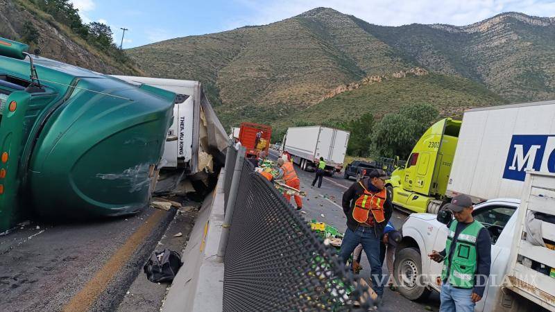 $!CAPUFE trabajando para limpiar la carretera y restablecer la circulación afectada.