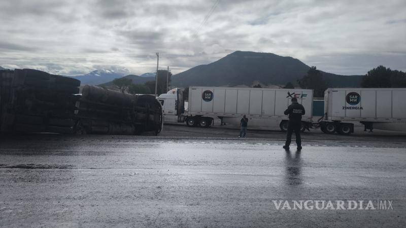 $!El operador del tráiler fue atendido en el lugar por paramédicos de Capufe.