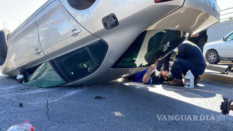 $!Alrededor de las 08:20 horas, personal de la Policía Municipal de Saltillo y de la Cruz Roja llegaron al lugar tras recibir el reporte del accidente.