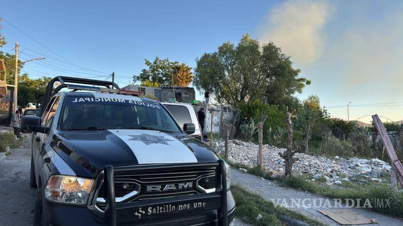 $!Elementos de Bomberos y de la Comisaría de Seguridad y Protección Ciudadana acudieron al cruce de las calles Israel y Palestina, donde se detectó fuego y una densa columna de humo que salía del inmueble.