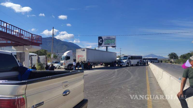 $!El cierre de la vialidad provocó que tráileres y camiones de personal quedaran varados.