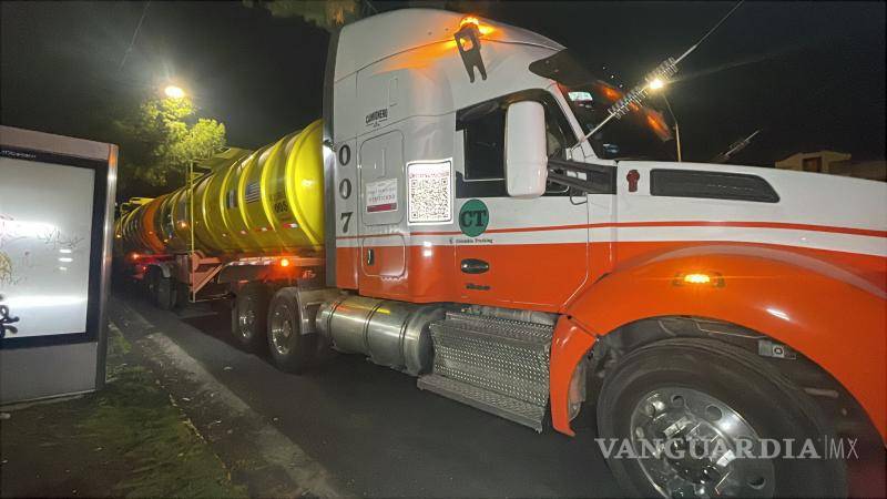 $!Las autoridades investigan la procedencia del combustible asegurado a la altura del ejido Paila.