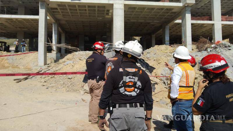 $!Los trabajadores habrían caído de una altura de unos 25 metros, según lo que reportó la dependencia estatal.