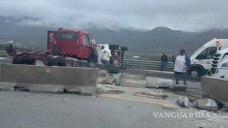 $!El choque provocó el cierre total de la circulación hacia Saltillo, mientras que en el sentido opuesto solo un carril quedó habilitado, generando largas filas de vehículos.
