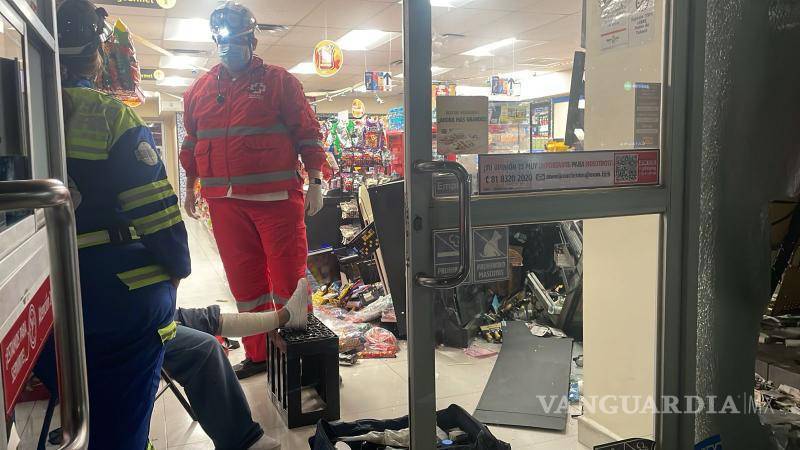 $!Hombre de 83 años choca camioneta en tienda; reportan una lesionada, en NL