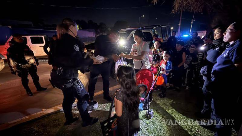 $!Niños y familias disfrutaron de una noche segura gracias a la presencia policial en las calles.