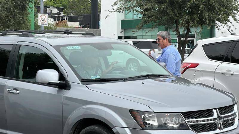 $!Exobreros de AHMSA repartieron volantes en el bulevar Harold R. Pape para invitar a la ciudadanía a sumarse a la marcha del 1 de mayo.