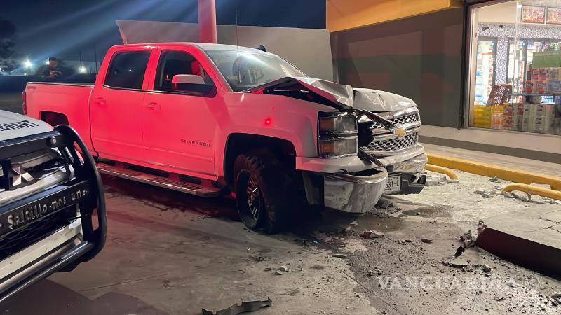 $!La camioneta Chevrolet quedó destrozada luego de invadir el carril contrario y colisionar contra la estructura.