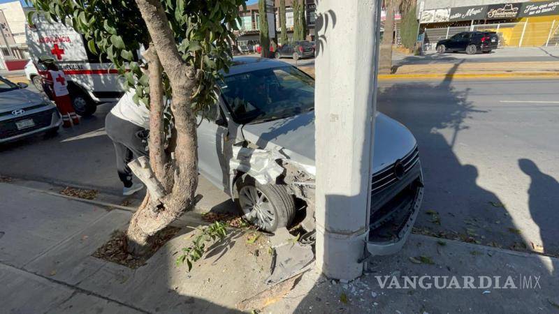 $!El vehículo terminó impactado contra un poste de concreto tras la breve pérdida de conciencia de la automovilista.