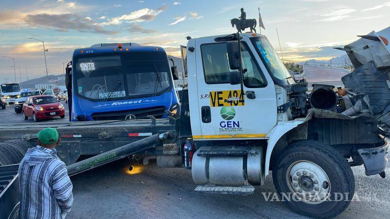 $!El camión de transporte de personal de la empresa Konect Stabilus fue el involucrado en el accidente.
