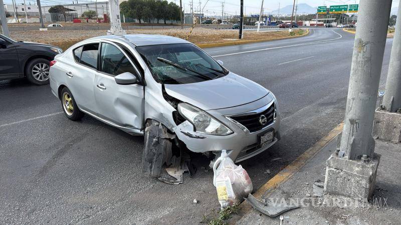 $!El Nissan Versa quedó detenido a un costado del bulevar Los Fundadores después del choque.