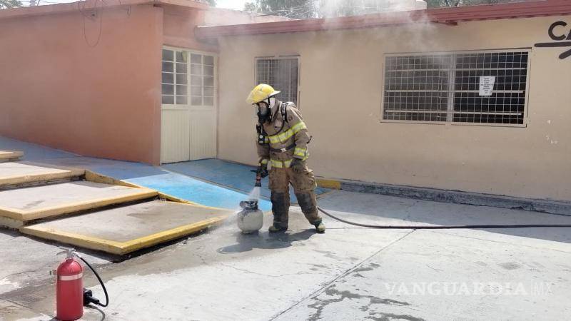$!Personal de Bomberos realizó labores de enfriamiento y revisión en el área donde se encontraban los tanques de gas.