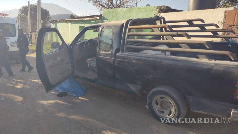 $!Personal de Bomberos y Protección Civil acudió al ejido El Tunal tras el hallazgo de Julián “N”, de 85 años, sin vida bajo una camioneta Ford F-150; se investiga si una falla mecánica provocó el accidente.