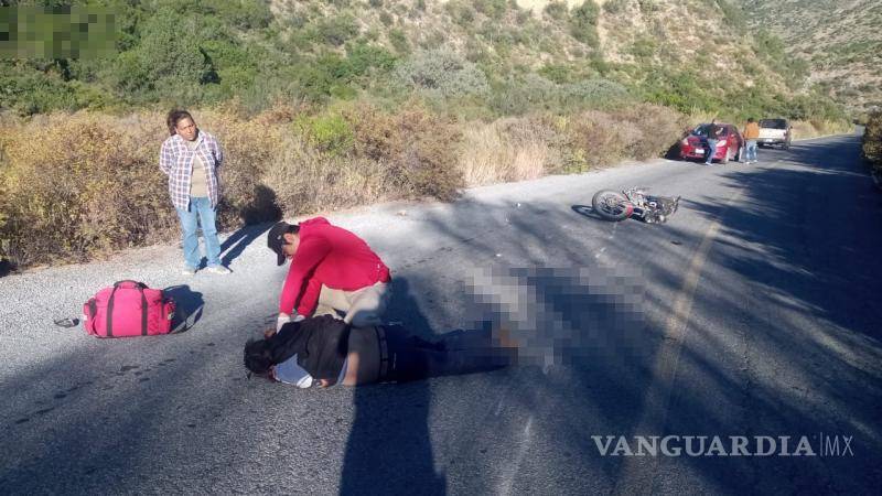 $!Paramédicos de Arteaga atendieron al motociclista tras presuntamente derrapar en la carretera Ramal a Carbonera.