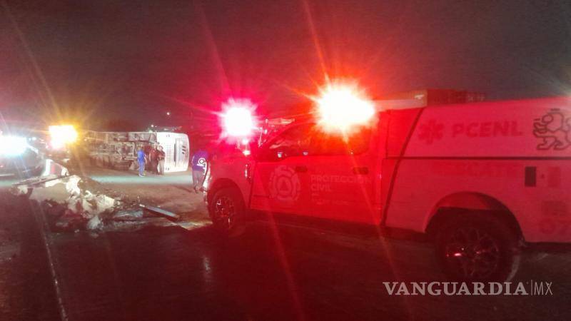 $!Volcadura de camión de personal deja 18 lesionados en Nuevo León