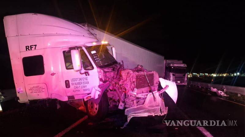 $!El tractocamión bloqueó completamente la vialidad tras derrapar en la curva de La Carbonera.