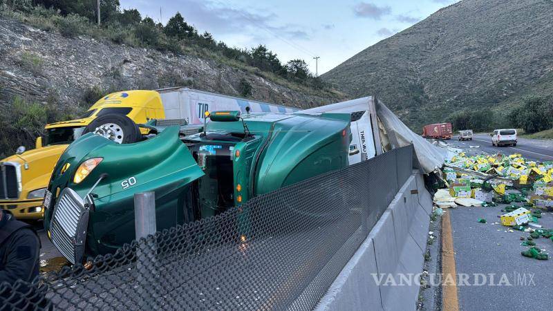 $!El tráiler volcado sobre la carretera 57 tras impactar contra las vallas de concreto.