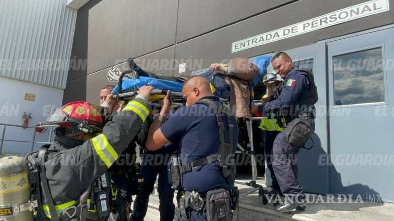 $!Bomberos de Ramos Arizpe brindaron atención prehospitalaria a los dos tripulantes tras el accidente aéreo.