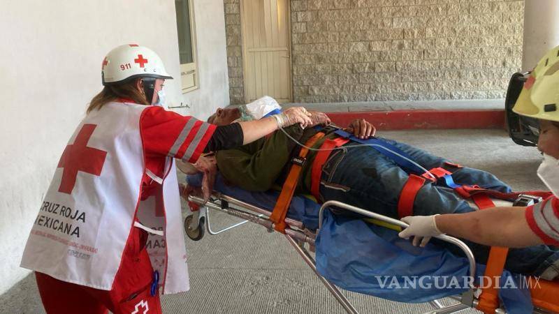 $!Una ambulancia de la Cruz Roja llegó al lugar del incidente para atender a José Oliver tras su intento de quitarse la vida.