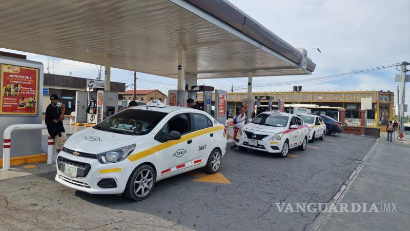 $!Unidades de taxi permanecieron frente a los despachadores como parte de la protesta pacífica.