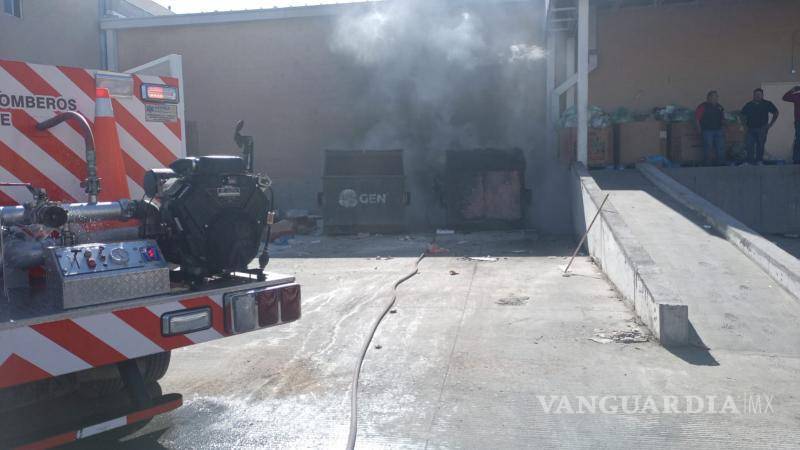 $!Personal de bomberos de Ramos Arizpe aseguró el área tras la explosión en el contenedor de basura del centro comercial Alsuper.