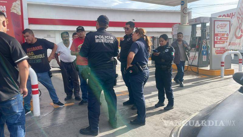 $!Elementos de la Policía Municipal acudieron a una de las estaciones durante la protesta realizada por los taxistas.