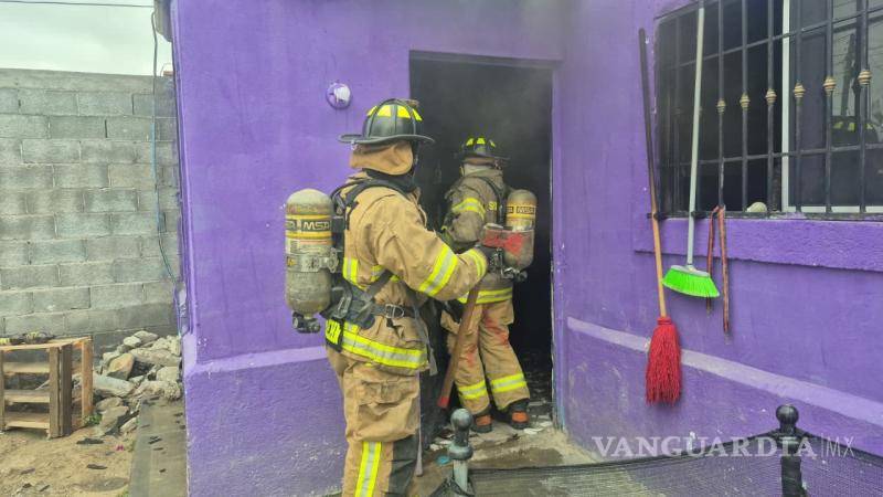 $!Vecinos de la colonia Analco ayudaron a contener las llamas con cubetas de agua antes de que el fuego se extendiera a otras áreas de la casa.