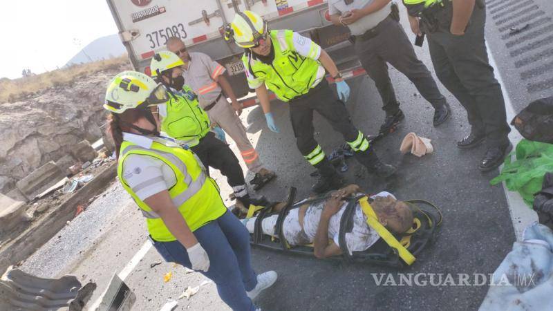 $!El operador fue atendido y valorado por el personal paramédico de Capufe, quienes lo llevaron con diversas lesiones a las instalaciones de la Clínica Dos del IMSS.