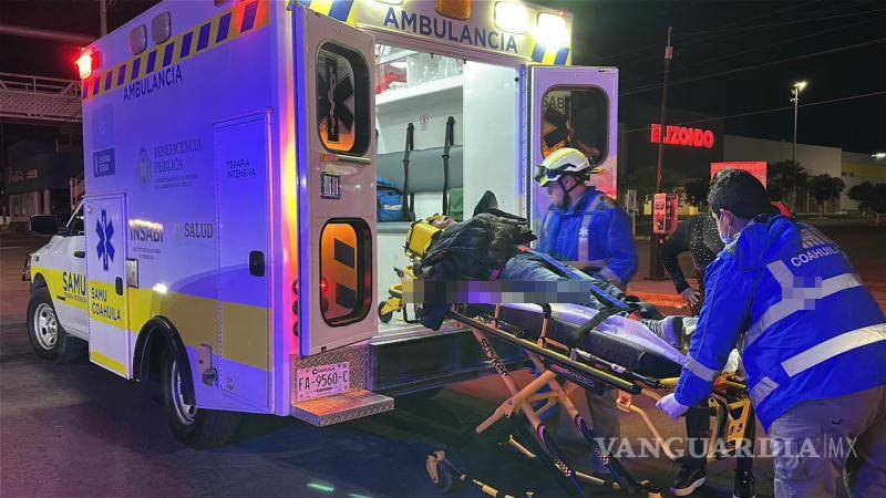 $!Paramédicos atendieron a los heridos tras la pelea registrada la noche del jueves.