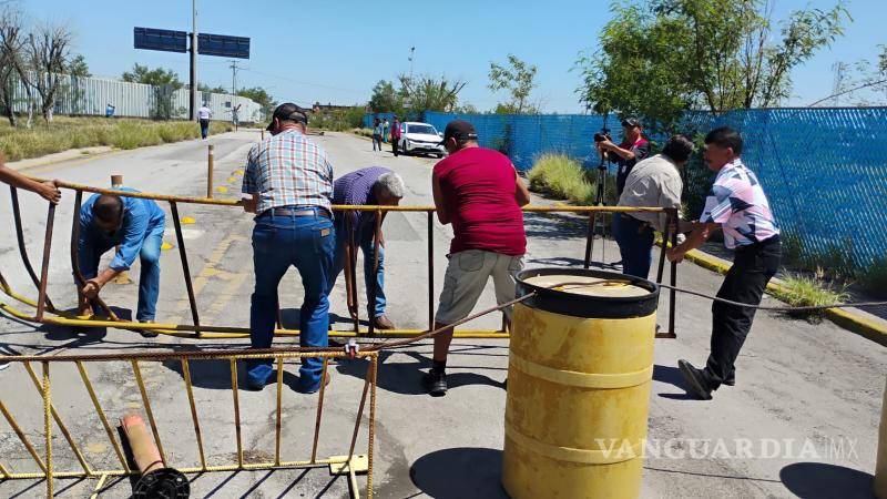 $!Manifestantes colocaron mantas y barricadas en el acceso principal de la planta 1.