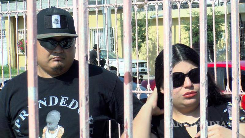 $!Dominic, de siete años, se niega a asistir a clases tras sufrir golpes de sus compañeros de sexto grado, aseguran sus padres.