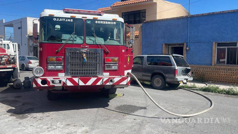 $!Los bomberos trabajaron para sofocar el incendio en la vivienda de Jacobo M. Aguirre.