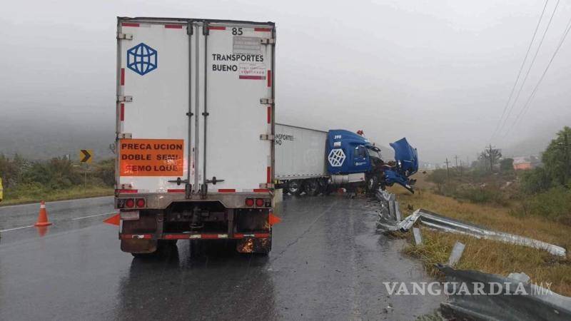 $!El tráiler afectó el tráfico en la zona.