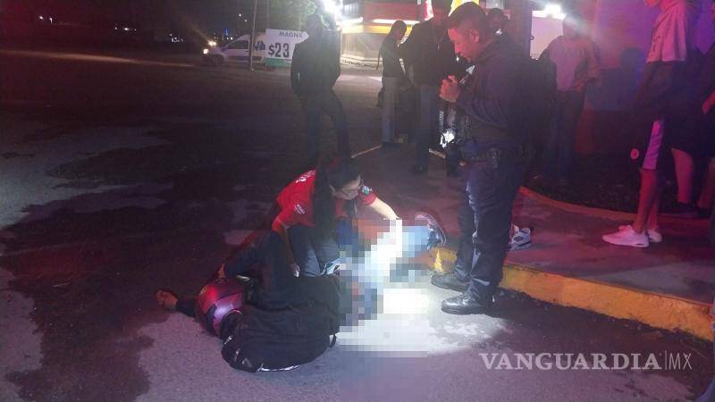$!El joven conductor de la motocicleta resultó con probable fractura expuesta en la pierna izquierda.