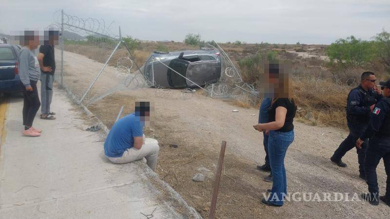 $!Testigos auxiliaron al joven de 19 años después del choque, mientras que el automóvil sería llevado al corralón.