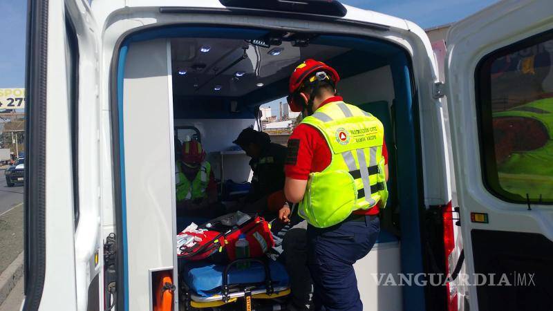 $!Paramédicos atendieron a los lesionados antes de su traslado a un hospital de Saltillo.