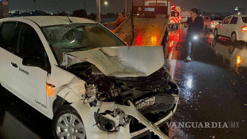 $!En Ramos Arizpe, una conductora perdió el control de su automóvil Nissan en medio de la lluvia.