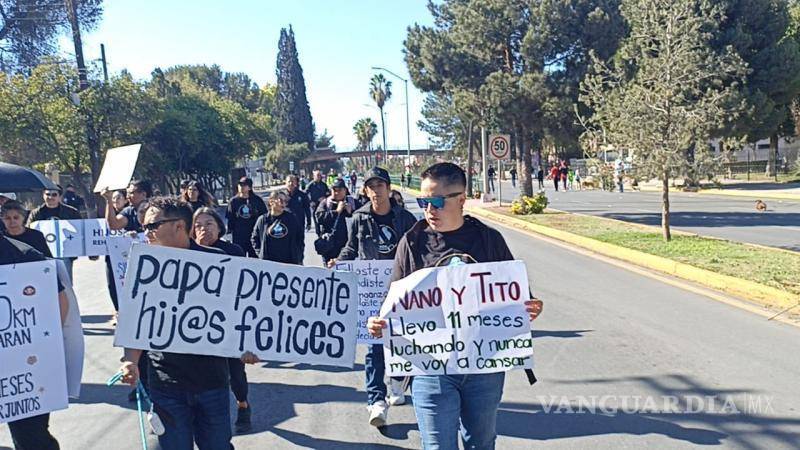 $!Padres y madres llevaron mensajes directos a sus hijos en pancartas, denunciando falta de objetividad en procesos familiares.