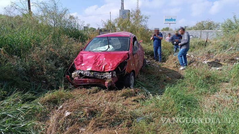 $!A pesar del fuerte impacto, el joven automovilista no sufrió lesiones de consideración y se quedó en el lugar del accidente.