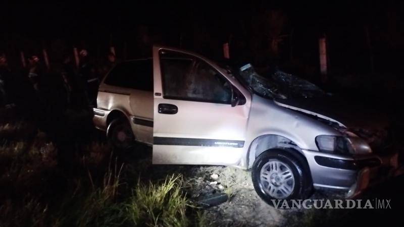 $!Se informó que una mujer que viajaba en la camioneta Venture, logró sobrevivir y fue trasladada grave a un hospital de Monclova.
